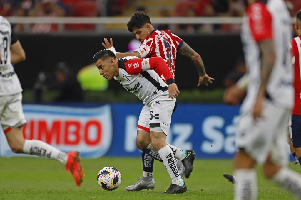 Aldo Rocha, de Chivas, disputa el balón con Víctor Guzmán, del Atlas, en partido correspondiente al ‘play-in’ del Apertura 2024 de la Liga MX, el 21 de noviembre de 2024. Foto Cuartoscuro