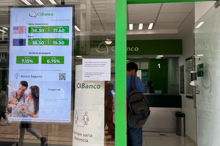El peso mexicano se perfila para cerrar agosto con una depreciación después del anuncio de la Comisión de Cambios. Foto Luis Castillo / Archivo