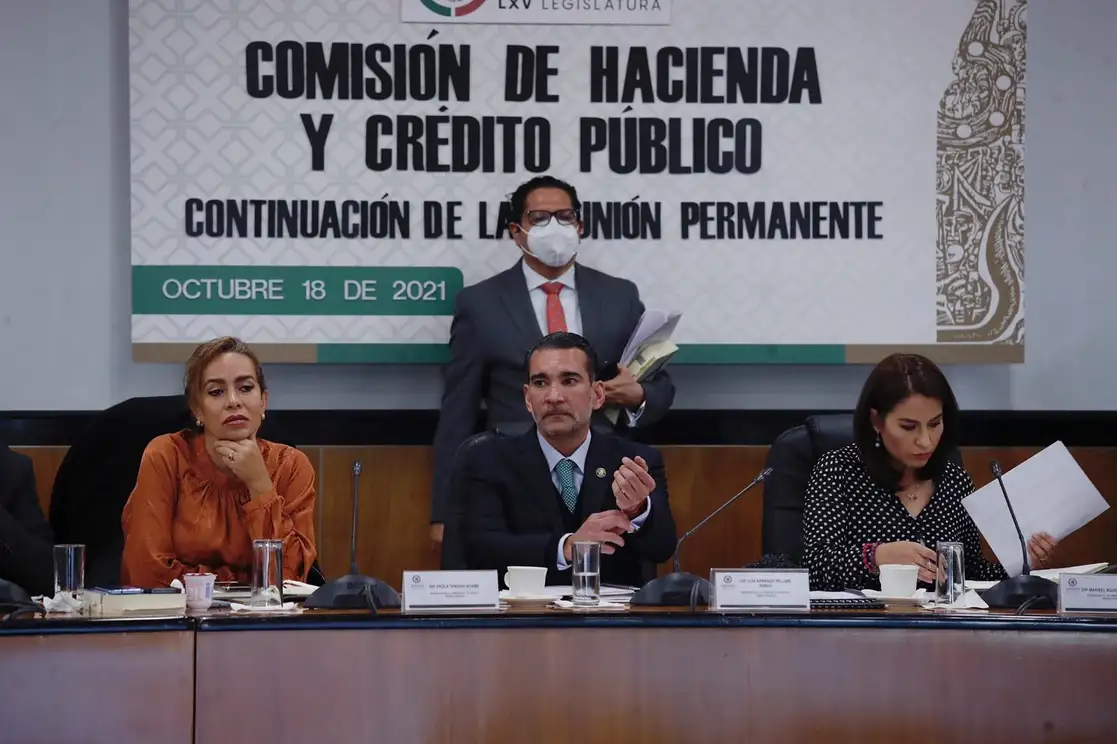Paola Tenorio, Luis Armando Melgar y Maribel Aguilera Chávez, integrantes de la Comisión de Hacienda de la Cámara de Diputados, esta tarde. Foto: Cristina Rodríguez 