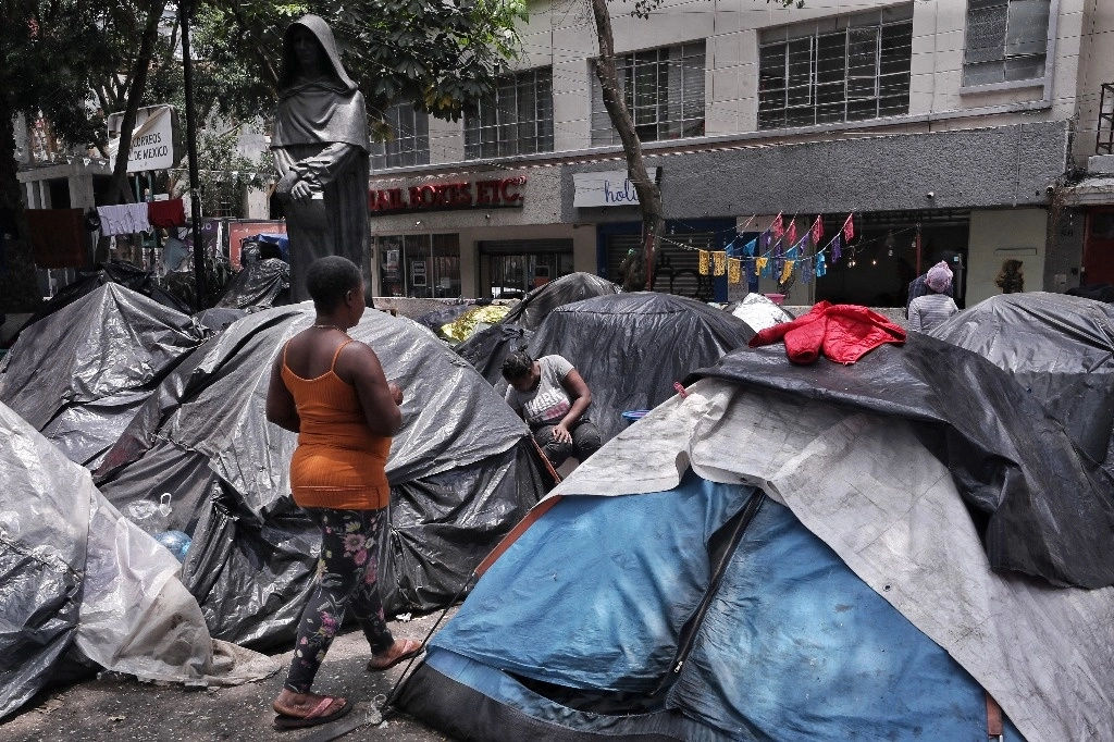 Campamento de migrantes en la Plaza Giordano Bruno. Foto Marco Peláez / Archivo
