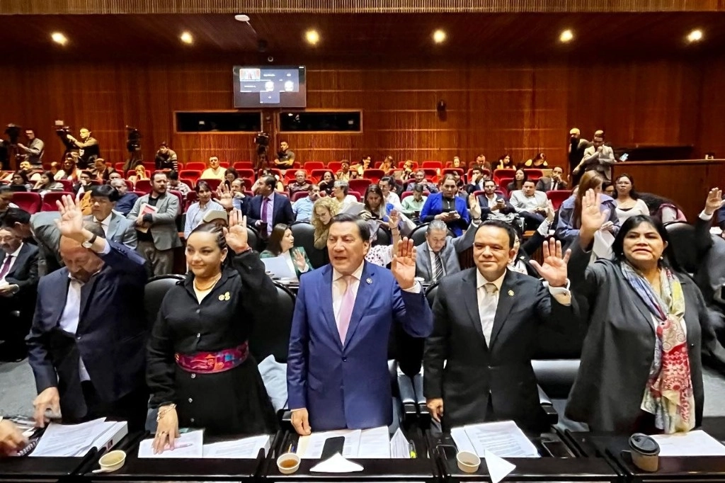 El grupo parlamentario de Morena emite su voto durante de la sesión de de la Comisión de Puntos Constitucionales de la Cámara de Diputados. Foto Luis Castillo
