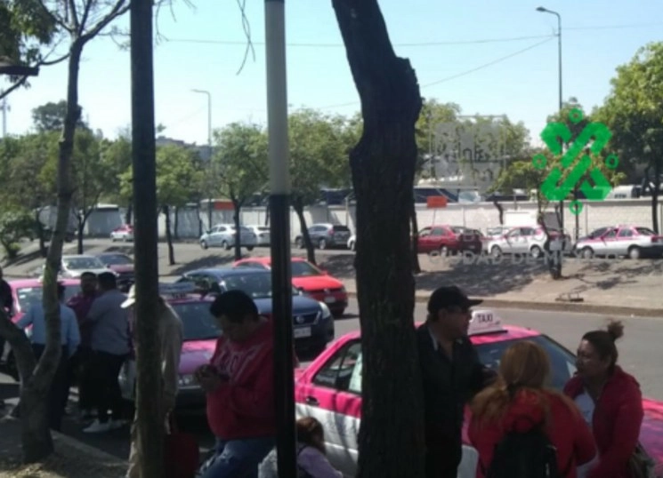 Los inconformes ocuparon por varias horas Paseo de la Reforma, Aquiles Serdán e Insurgentes, para concentrarse en el monumento a la Revolución. Imagen tomada del Twitter @OVIALCDMX