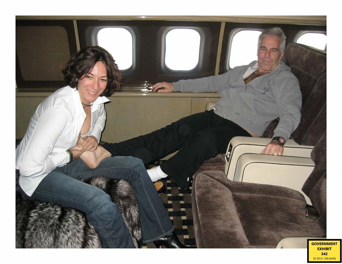 En la imagen, Ghislaine Maxwell y el financiero estadunidense Jeffrey Epstein. 