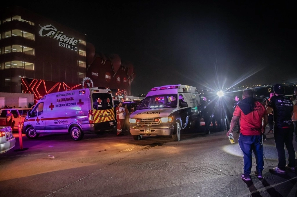 Paramédicos de la Cruz Roja trasladaron a un nosocomio a la persona agredida con arma de fuego en el estacionamiento del estadio Caliente en Tijuana, BC. Foto Cuartoscuro