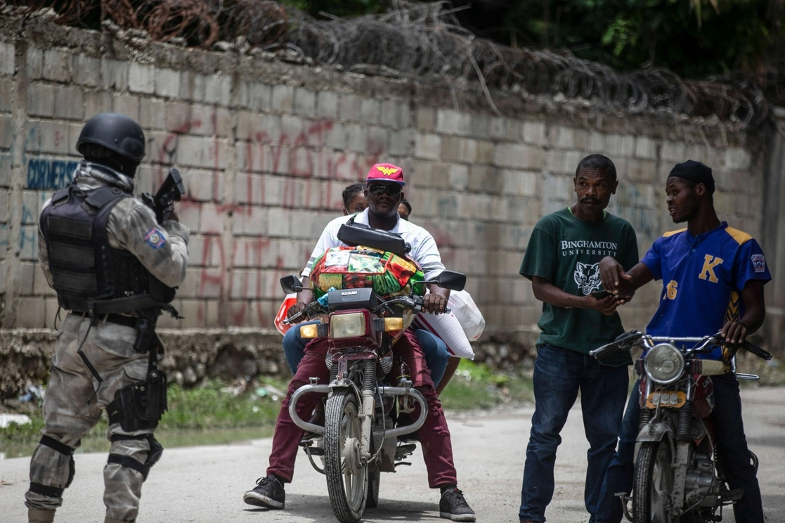 Enfrentamientos entre pandillas en Puerto Príncipe, Haití, han obligado el desplazamiento interno de unas nueve mil personas. Foto Ap 