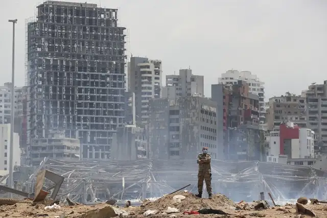 Un soldado en medio de la devastación causada por las explosiones en el puerto de Beirut antier. Foto Ap 