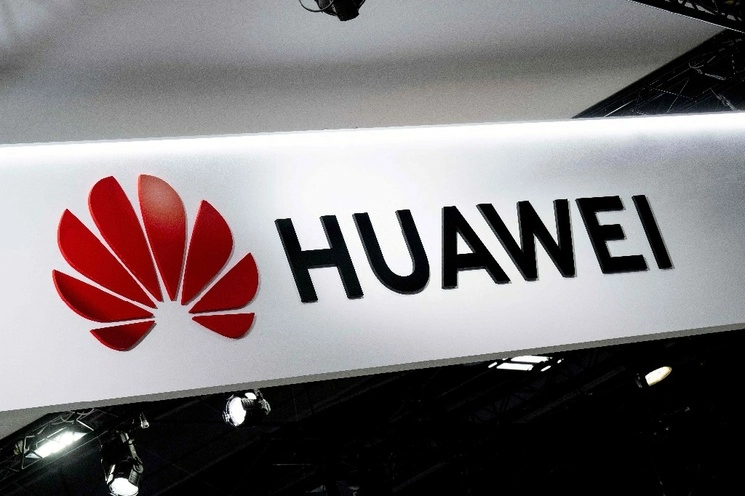 Los gigantes chinos de las telecomunicaciones Huawei y ZTE constituyen riesgos para la seguridad de la Unión Europea, advirtió la Comisión Europea, que dejará de utilizar servicios equipados con material de esas dos empresas. Foto Afp