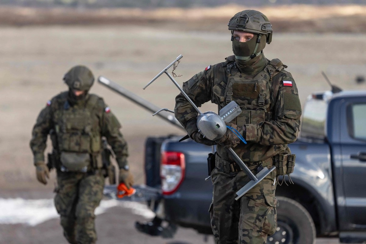 Soldado polcado durante prueba de dron interceptor estadunidense MEROPS, en el campo de entrenamiento militar de Nowa Deba, al sureste de Polonia, el 18 de noviembre de 2025. Foto 