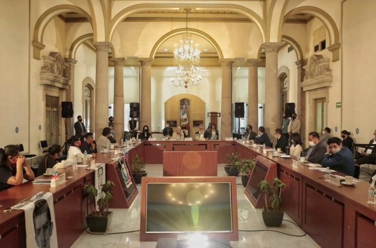 La secretaria Olga Sánchez Cordero, y el subsecretario Alejandro Encinas en una reunión de la Comisión de la Verdad por caso Ayotzinapa, en julio pasado. Foto Gobernación