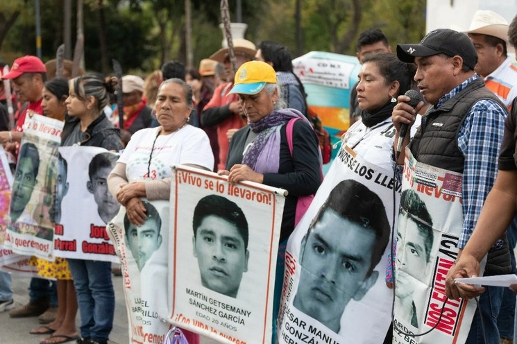 Familiares de los 43 normalistas de Ayotzinapa durante una protesta en imagen de archivo. Foto Pablo Ramos
