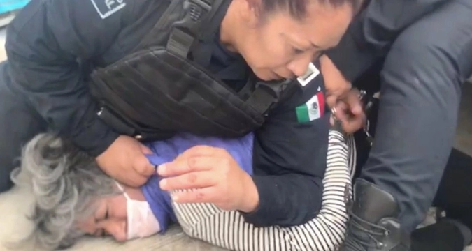 Policías municipales de Pachuca ejercieron uso excesivo de la fuerza contra una mujer de la tercera edad durante un operativo de verificación de permisos de locales de negocios, en Pachuca. Imagen 'La Jornada' / Archivo