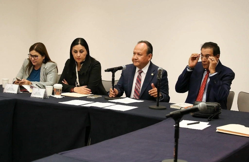 Integrantes de la Primera Comisión de la Permanente durante el encuentro. Foto Senado de la República