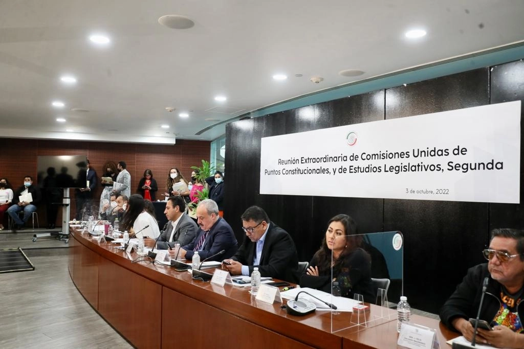 Integrantes de las comisiones Unidas de Puntos Constitucionales y Estudios Legislativos Segunda, del Senado durante la discusión de la minuta. Foto Roberto García  