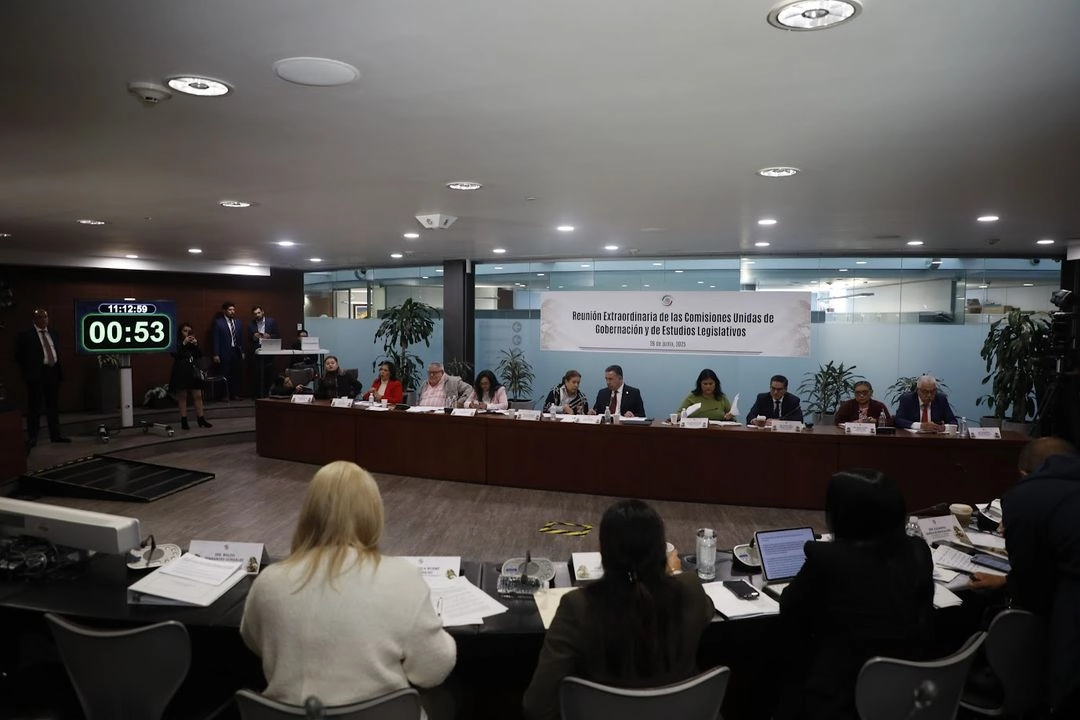 Reunión extraordinaria de las comisiones unidas de Gobernación y de Estudios Legislativos, en el Senado de la República, en la que se discute el dictamen sobre la Ley general en materia de desaparición de personas, en la Ciudad de México, el 26 de junio de 2025. 