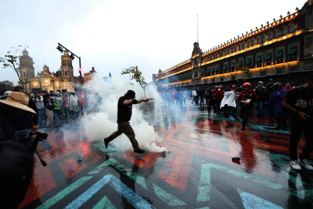 El hecho sucedió cuando encapuchados intentaron durante alrededor de 20 minutos derribar las vallas metálicas que rodearon Palacio Nacional. Foto Alfredo Domínguez