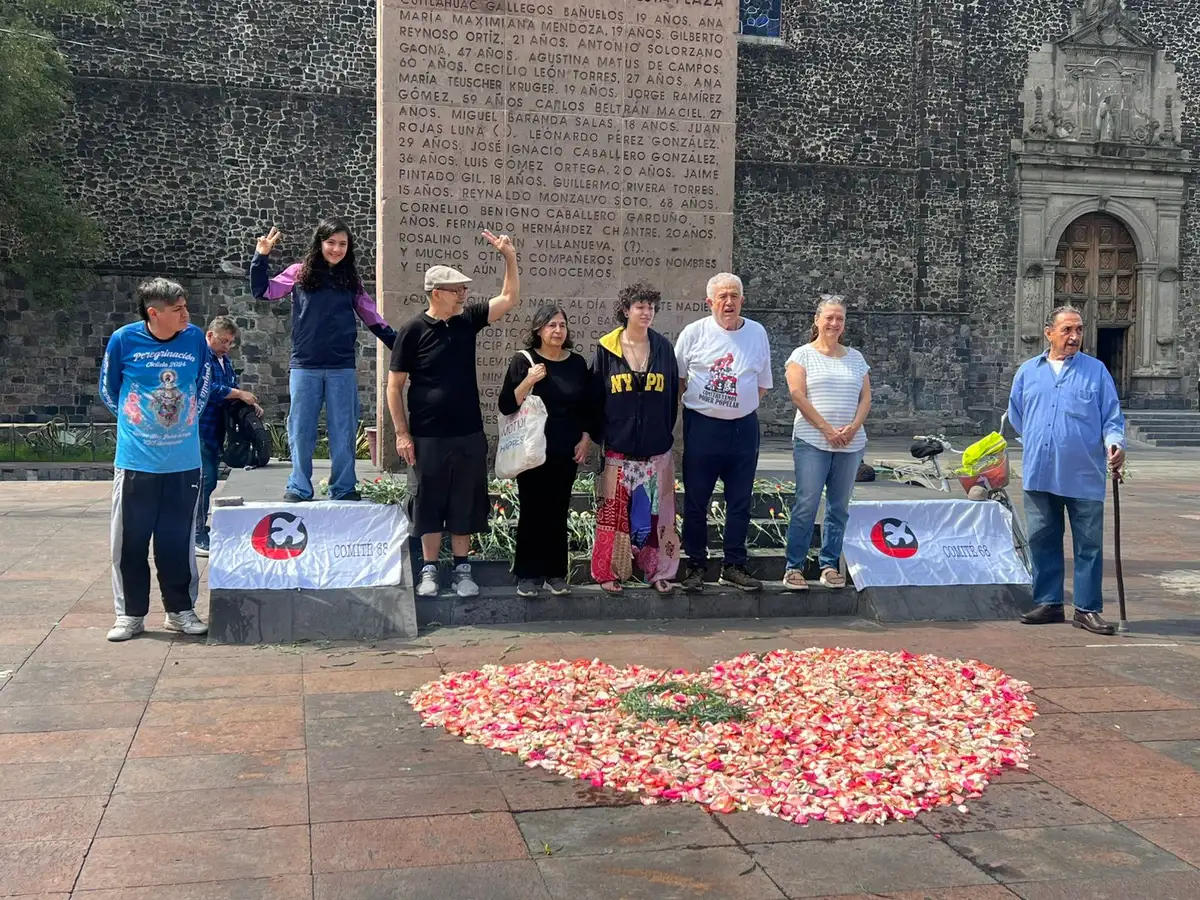 "Él no murió impune, la justicia mexicana se hizo y nadó de a muertito y dejó el expediente abierto, pero a él no lo exoneraron del genocidio del 2 de octubre y del 10 de junio”, indicaron durante la guardia de honor 