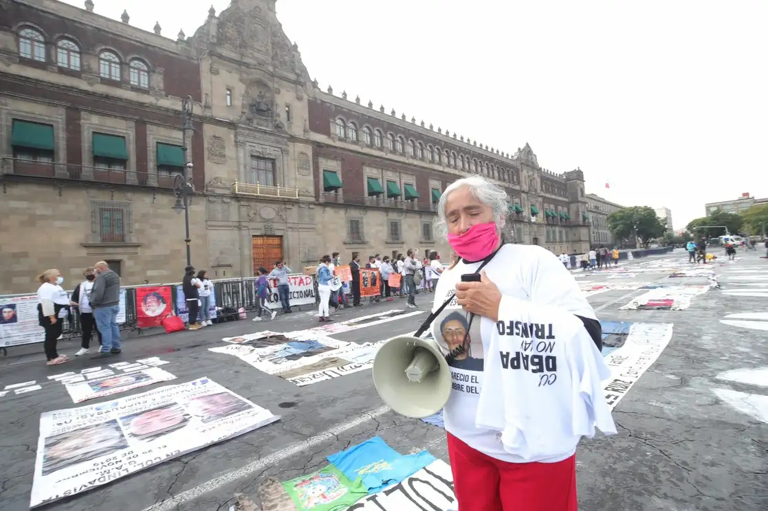 Integrantes del Movimiento por Nuestros Desaparecidos en México (MNDM) realizan una protesta frente a Palacio Nacional, en el marco del Día Internacional de las Víctimas de Desapariciones Forzadas, en la Ciudad de México, el 30 de agosto de 2021. Foto Luis Castillo
