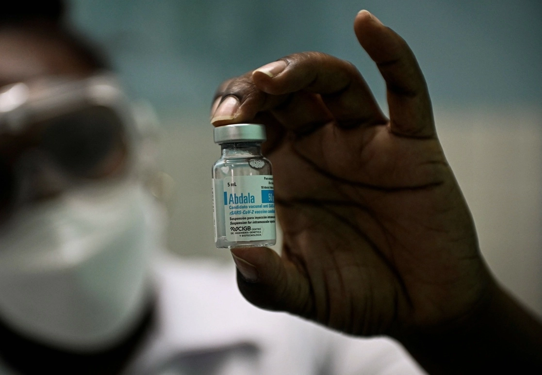Personal de salud muestra una dosis de "Abdala", la vacuna contra Covid-19 elaborada en Cuba. Foto Afp / Archivo




