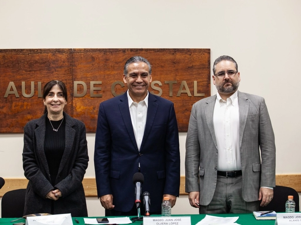 La jueza Adriana Ortega Ortiz y los magistrados Juan José Olvera López y José Rogelio Alanís García tras una conferencia de prensa en las oficinas del Poder Judicial de la Federación. Imagen del 21 de octubre de 2024. Foto Andrea Murcia / Cuartoscuro / La Jornada