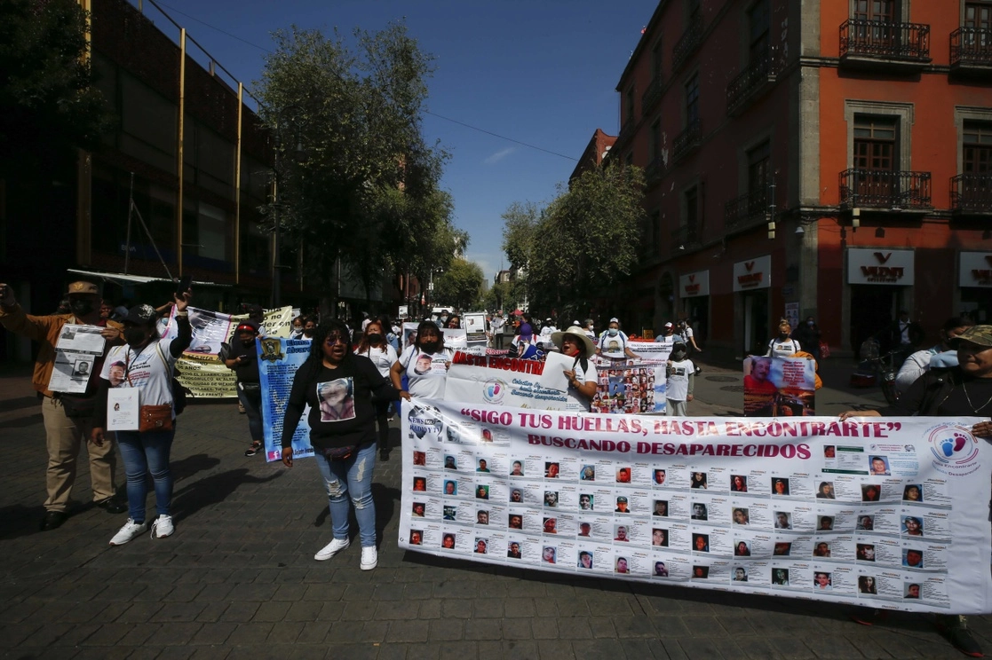 Familiares de personas desaparecidas durante para exigir a las autoridades que les ayuden a localizarlos, en la Ciudad de México, el 23 de agosto de 2021. Foto Alfredo Domínguez
