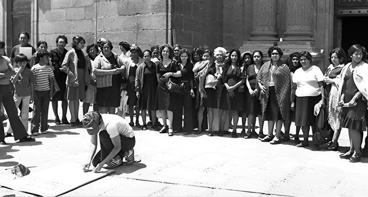 El 28 de agosto de 1978, a las puertas de la Catedral Metropolitana, decenas de mujeres realizaron una huelga de hambre para exigir la presentación con vida de los desaparecidos durante la guerra sucia. Se agruparon en el Comité ¡Eureka!. Foto tomada de la red social X @EFEMERIDESMX