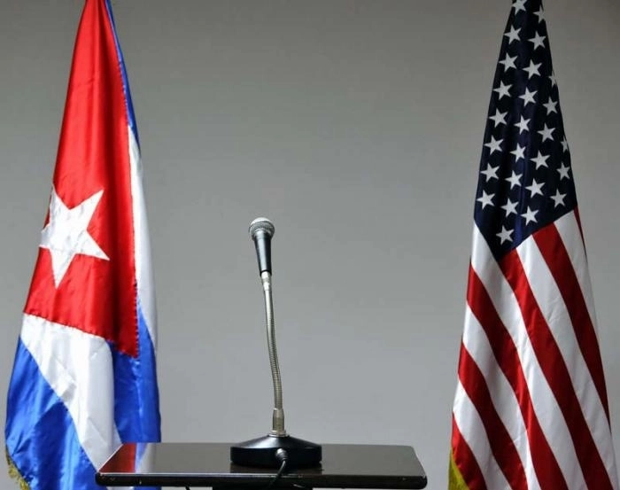 Banderas de Estados Unidos (der) y Cuba (izq) en imagen de archivo. Foto tomada de 