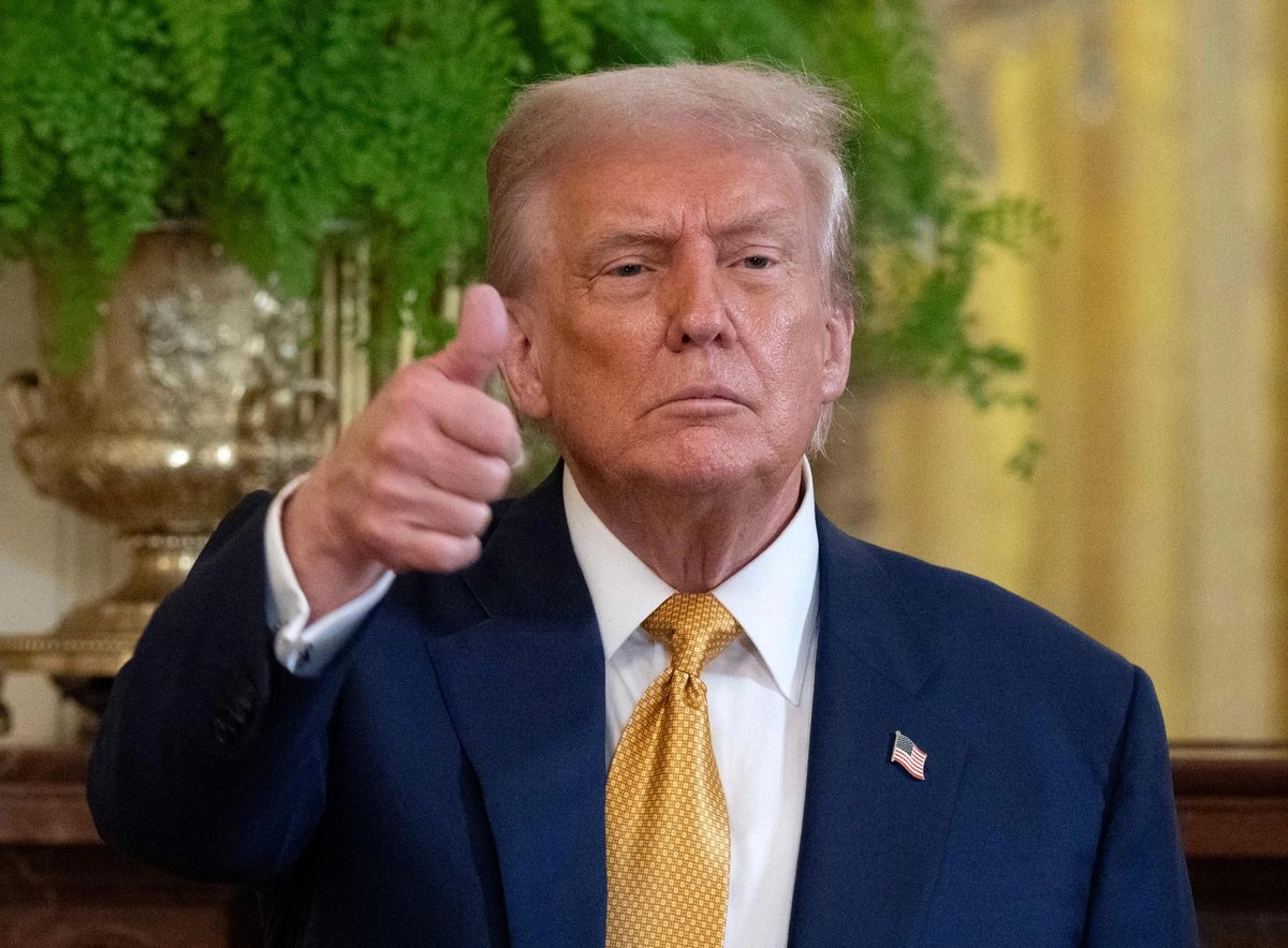 El presidente de Estados Unidos, Donald Trump, hace un gesto a la prensa al final de una recepción con miembros republicanos del Congreso en la Casa Blanca en Washington, D.C., el 22 de julio de 2025.  Foto
