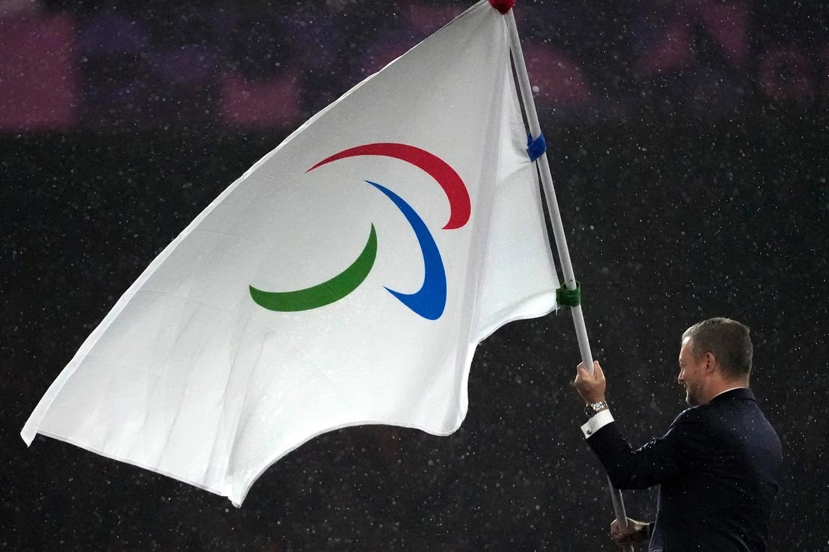 Ondea la bandera paralímpica en la clausura de los Juegos Paralímpicos de París, el 8 de septiembre de 2024. Foto 