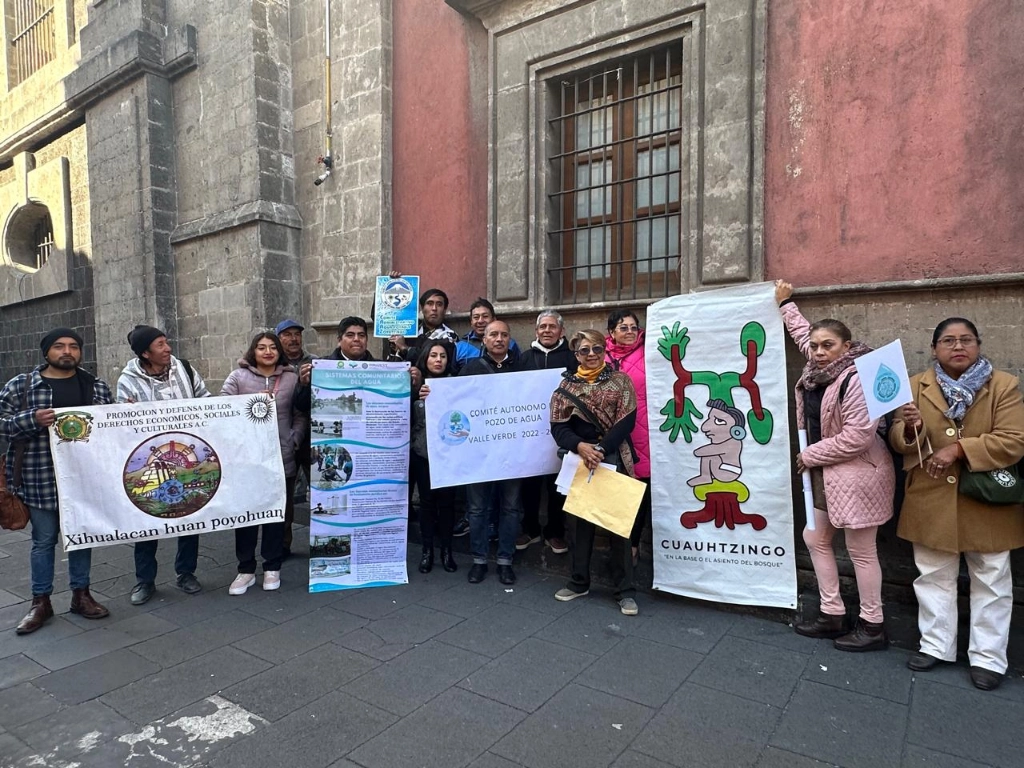 Integrantes de comités entregaron su petición a Dirección General de Atención Ciudadana de la Presidencia y a Comunicación Social Oficialía de Partes. Foto Daniel González