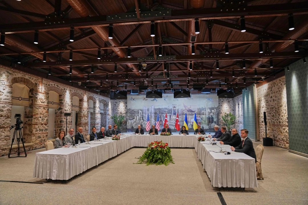 Con la mediación de Turquía, se realizó el primer acercamiento entre las  delegaciones de Rusia y Turquía en el palacio Dolmabahçe de Estambul. Foto 