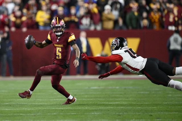 Los Commanders vencieron en tiempo extra por 30-24 a los Halcones de Atlanta y consiguieron su boleto a la postemporada de la NFL. Foto Ap