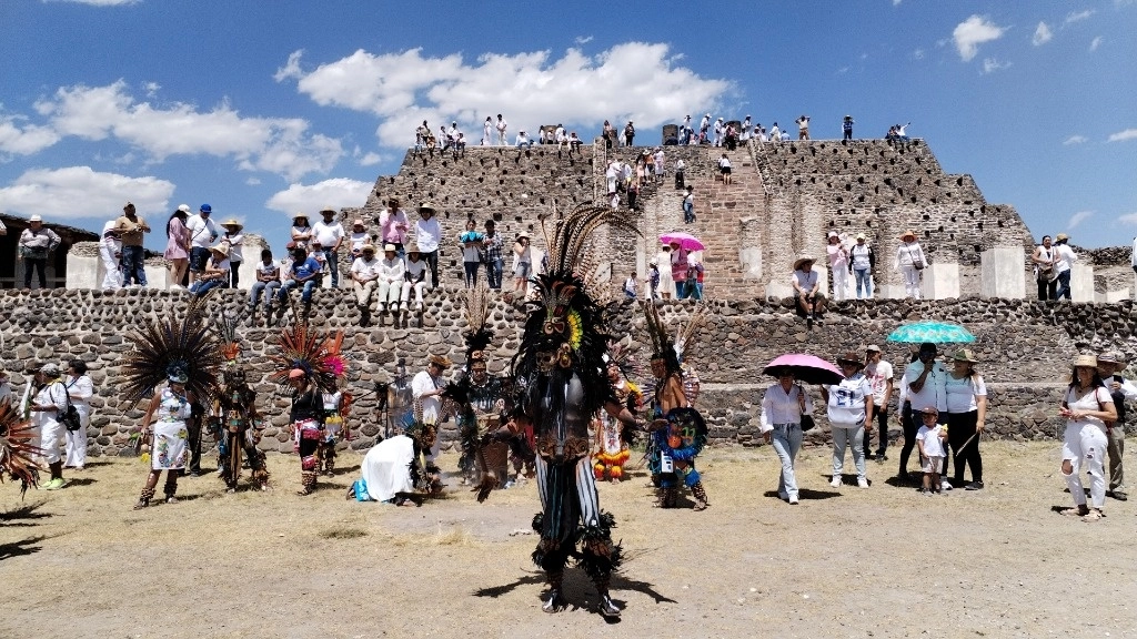 Cientos de turistas nacionales y extranjeros se dieron cita en la plaza ubicada frente al soberbio templo de Tlahuizcalpantecuhtli. Foto Ricardo Montoya.