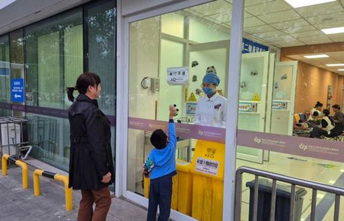 Los servicios de salud incluyen cuidado primario y especializado y de salud mental, prescripción de medicamentos, fisioterapia, unidad de terapia intensiva y medicina tradicional china.