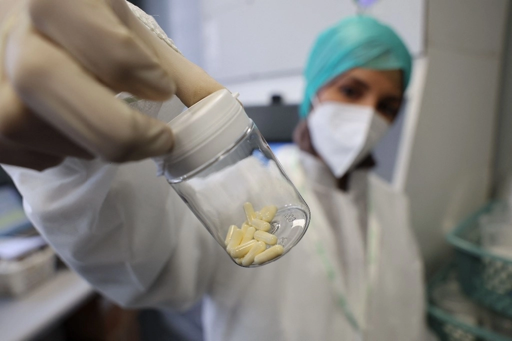 Durante la pandemia de covid-19 las grandes farmacéuticas decidieron que el grueso de sus productos se exportara a Europa desde los mercados emergentes donde se los fabricaba, a pesar de que los países pobres también los necesitaban. Foto Afp 
