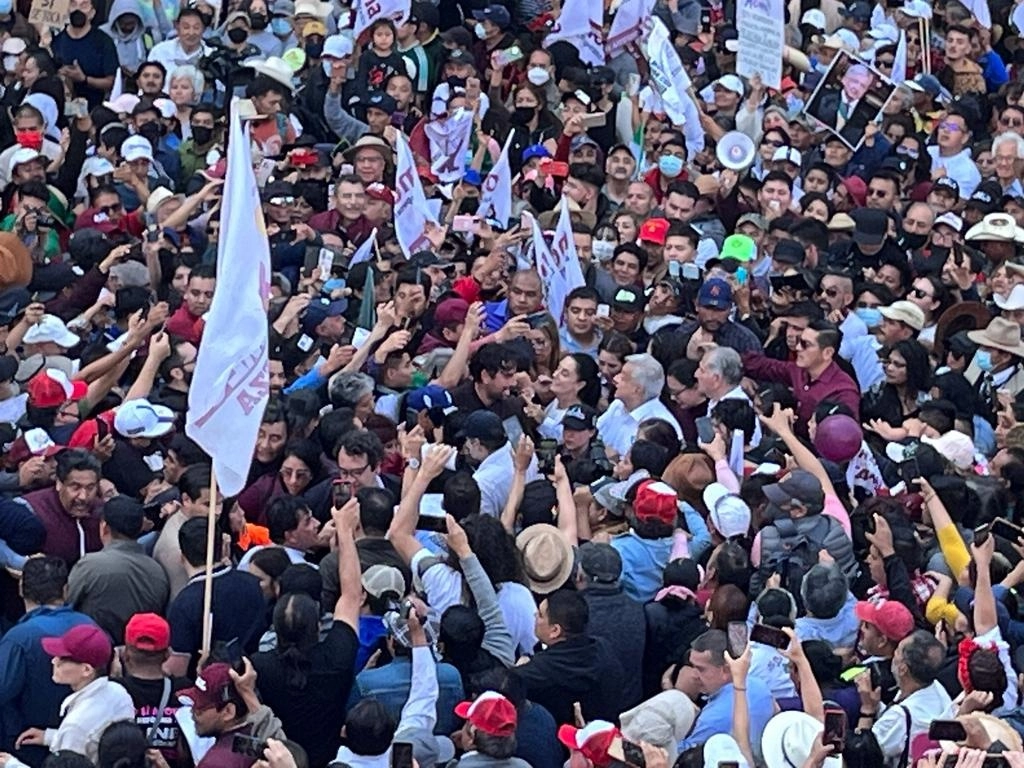 El presidente de la República Mexicana, Andrés Manuel López Obrador, en medio de la multitud ciudadana que participó ayer en la marcha en la Ciudad de México. Foto Alfredo Domínguez
