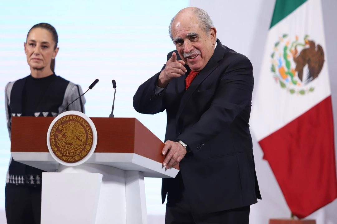 Pablo Gómez, titular de la UIF, responde preguntas de la prensa durante la conferencia matutina de ayer martes. 