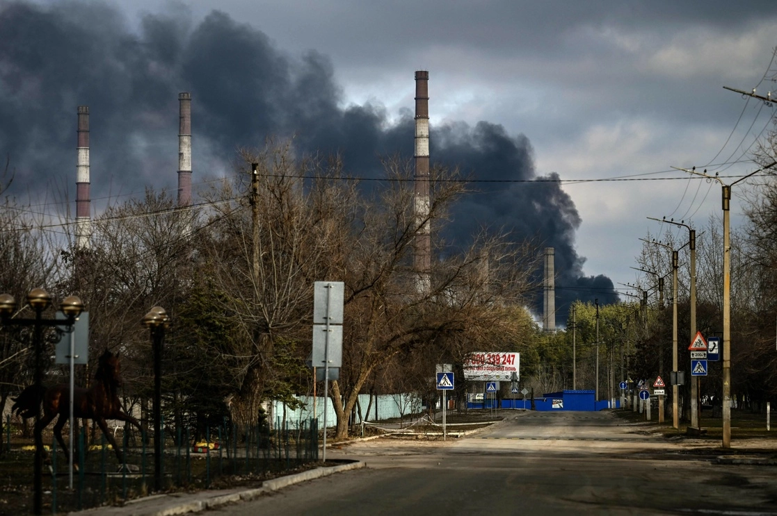 Bombardeo en la en las afueras de la ciudad de Schastia, cerca de Lugansk, en el este de Ucrania. Foto Afp
