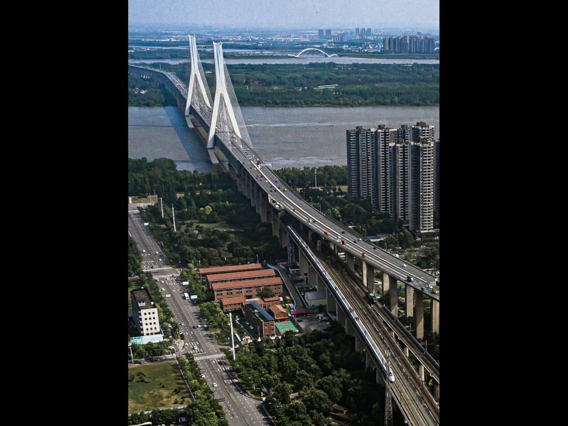 El avance de China hace parecer inevitable que superará a Estados Unidos como primera potencia económica. En la imagen, un tren de alta velocidad une Pekín con Wuhan. Foto Xinhua 




