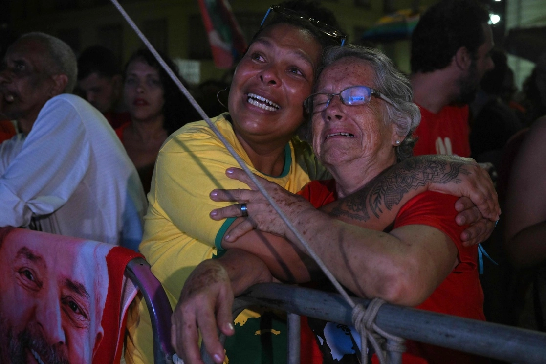 Simpatizantes de Luiz Inácio Lula da Silva celebraron ayer, en Río de Janeiro, los resultados de la segunda vuelta. Tras ganar las elecciones presidenciales, Lula dijo: "Intentaron enterrarme vivo y aquí estoy". Foto Afp