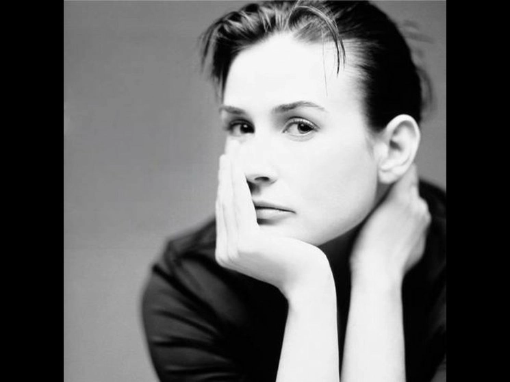 La estrella, alguna vez de las mejor pagadas en Hollywood, en la portada de su libro "Inside Out", en una imagen tomada de su Facebook