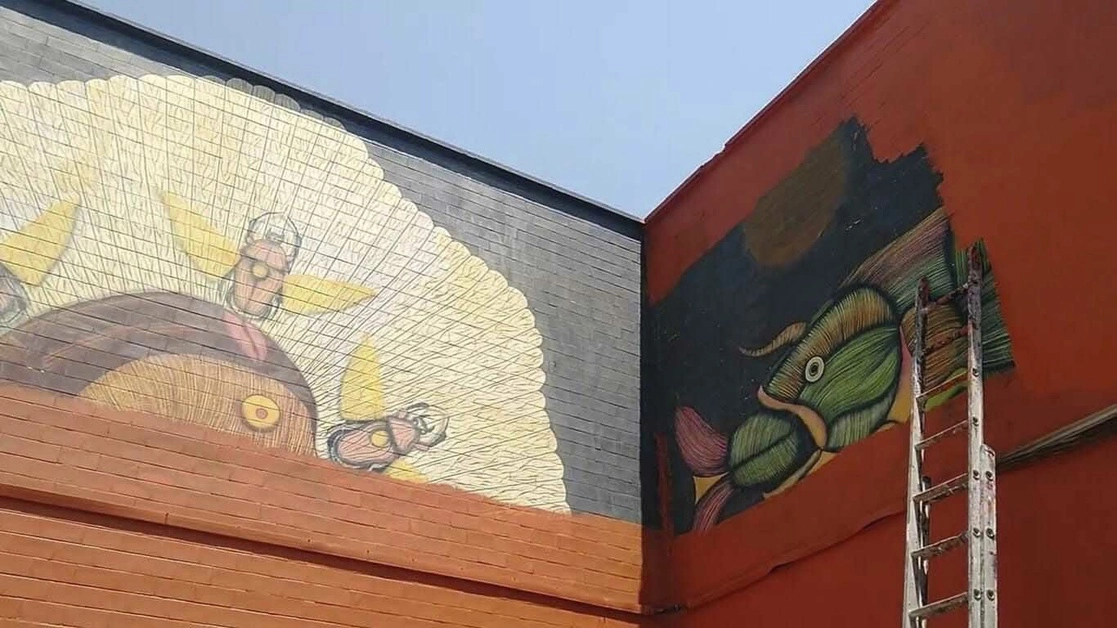 En esta imagen se observa el mural de la fachada del mercado Juárez, en la colonia Roma, antes y después de ser tapado por la alcaldía Cuauhtémoc. Foto tomada de Twitter