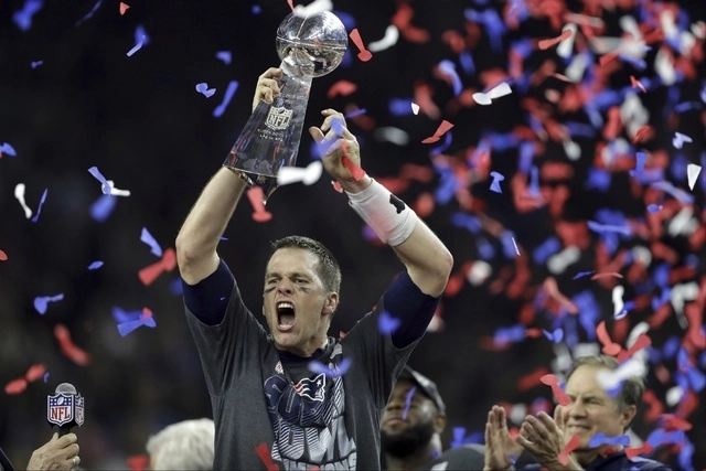 Tom Brady con el trofeo Vince Lombardi, en 2017. Foto Ap
