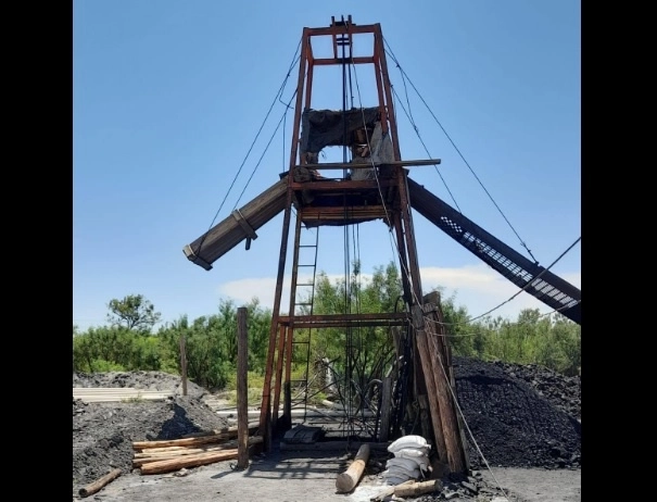 Desde la mina carbonífera de Sabinas, donde permanecen atrapados nueve mineros tras un derrumbe de ayer. Foto tomada del sitio de https://www.facebook.com/mriquelmesi