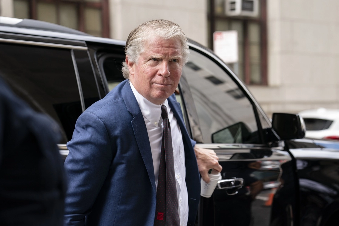 El fiscal de Manhattan, Cyrus Vance, a su llegada a su oficina hoy, tras la comparecencia del director financiero de la Organización Trump, Allen Weisselberg. Foto Ap 