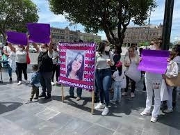 Amigos y familiares de Fernanda Cuadra y Fernanda Olivares exigieron justicia enfrente de la Catedral Metropolitana, en imagen del domingo pasado. Foto Laura Cecilia Gómez