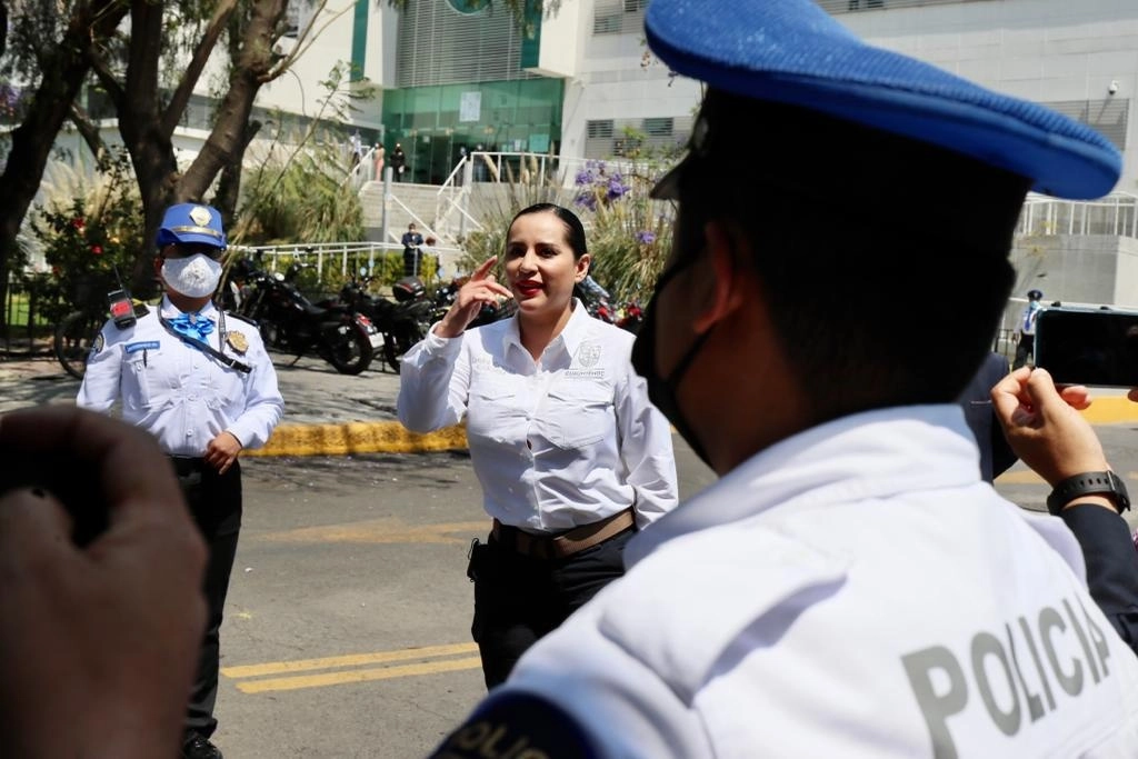 La alcaldesa de Cuauhtémoc, suspendida en funciones, Sandra Cuevas, sale de la audiencia realizada en los juzgados del Reclusorio Norte, donde se le sigue el proceso por su presunta participación en la comisión del delito de abuso de autoridad, en la Ciudad de México, el 29 de marzo de 2022. Foto Roberto García Ortiz