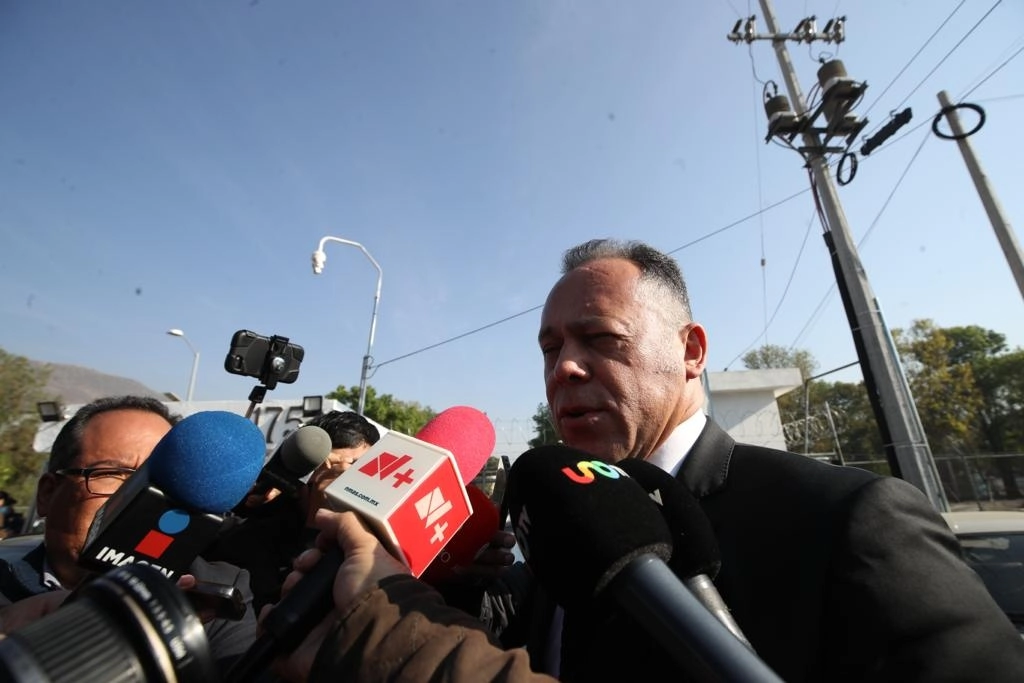 Miguel Ontiveros Alonso, abogado de Emilio Lozoya, llega al Reclusorio Norte para dar inicio a la audiencia intermedia del ex director de Pemex, en la Ciudad de México, el 17 de enero de 2023. Foto Yazmín Ortega Cortés 