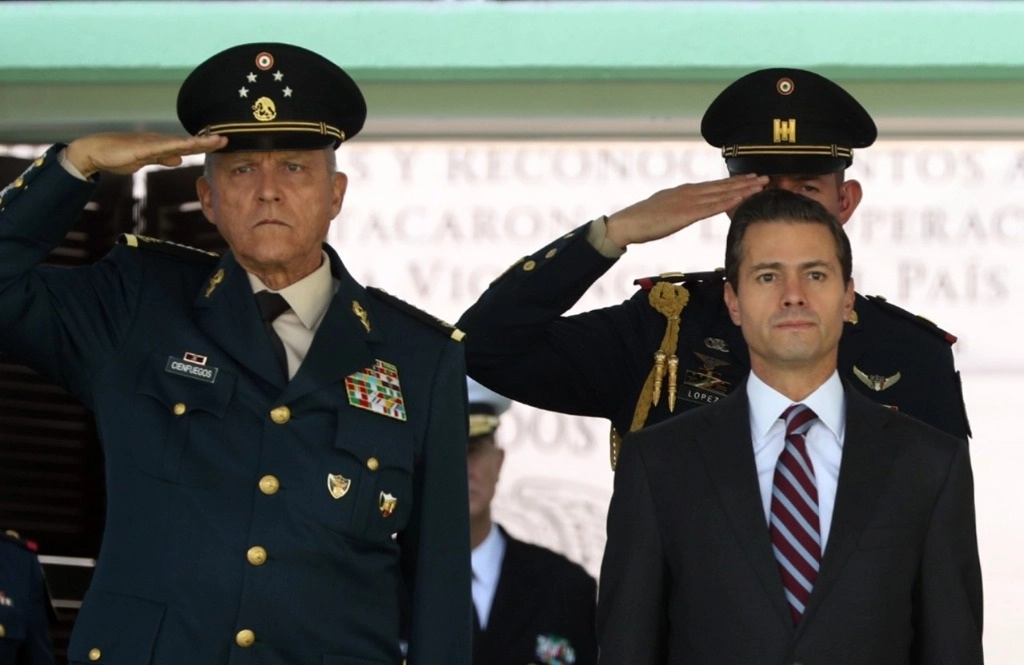 El ex secretario de la Defensa Ncional, con el entonces presidente Enrique Peña Nieto. Foto José Antonio López Pantoja/ La Jornada