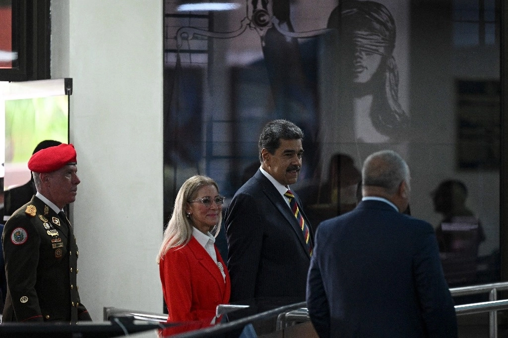 El presidente de Venezuela, Nicolás Maduro (centro), y su esposa, Cilia Flores, al llegar ayer al Tribunal Supremo de Justicia, en Caracas. Foto Afp