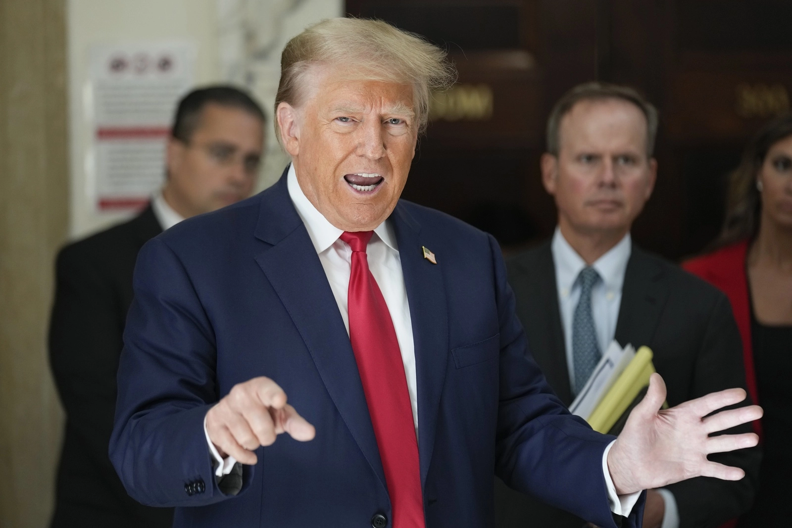 El ex presidente de Estados Unidos, Donald Trump, volvió a atacar ante la prensa a la fiscal general de Nueva York, Letitia James, a quien calificó de "muy corrupta" y "extremadamente incompetente", el 3 de octubre de 2023. Foto Ap 